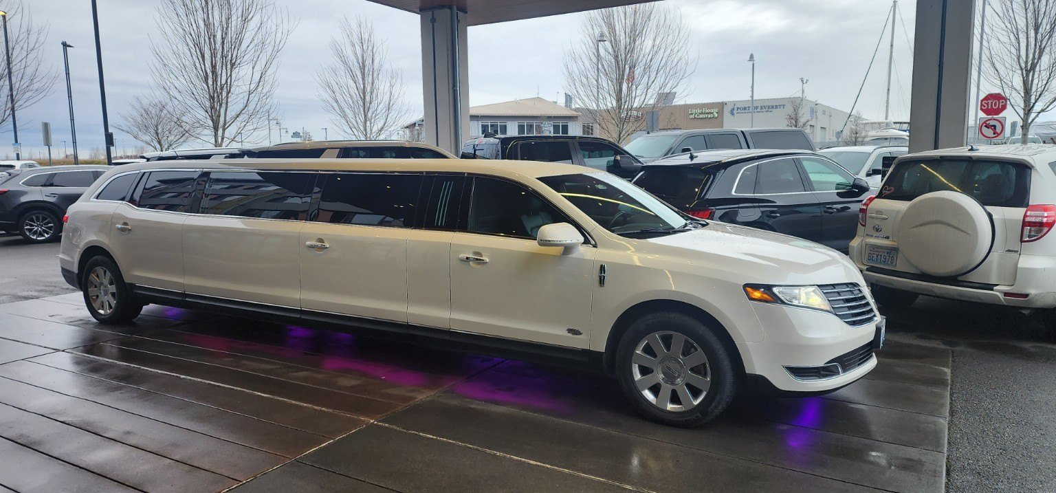 White Lincoln stretch limousine in Everett for Paine Field and airport transportation